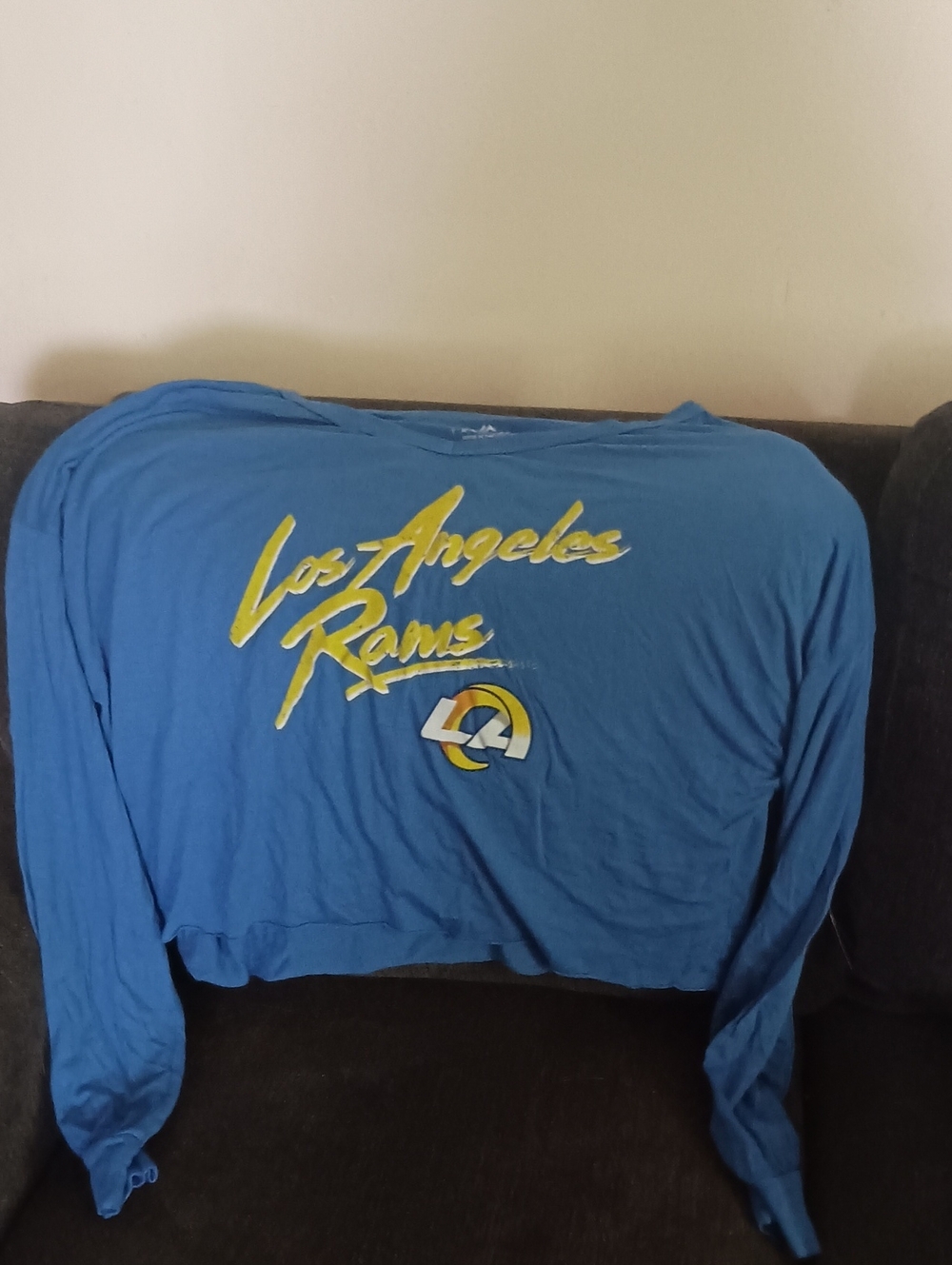 Majestic Threads cropped V-neck top features a script "Los Angeles Rams" logo an